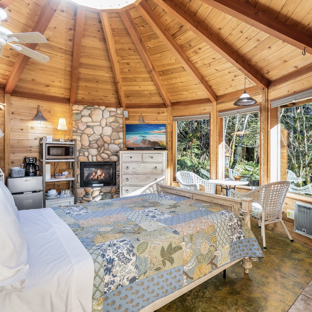 Raven Cabin Bed Stormking Spa Retreat Mount Rainier Cabins