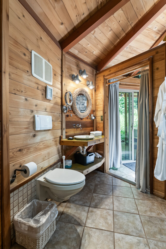 Raven cabin bathroom photo 1