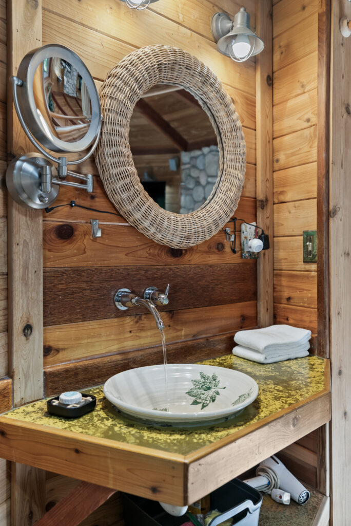 Raven cabin bathroom photo 2