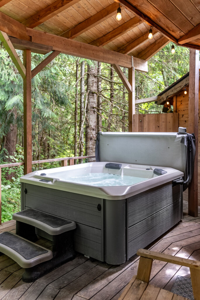hot tub at wolf cabin stormking 