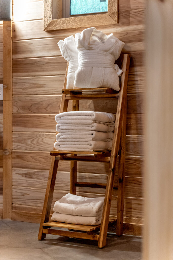 Elk Cabin Bath robes and towels in the room photo 1