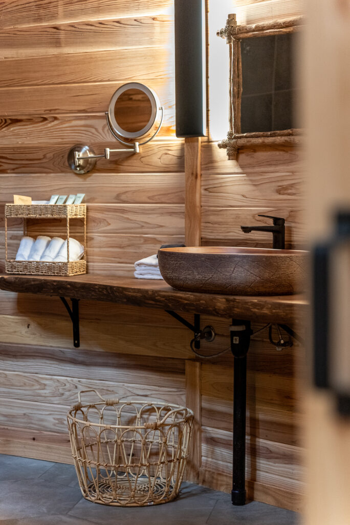 Elk cabin bathroom photo 3