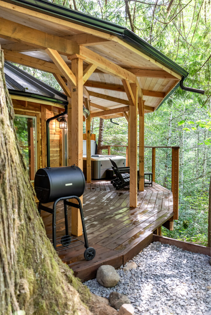 elk cabin outdoor private hot tub and BBQ 