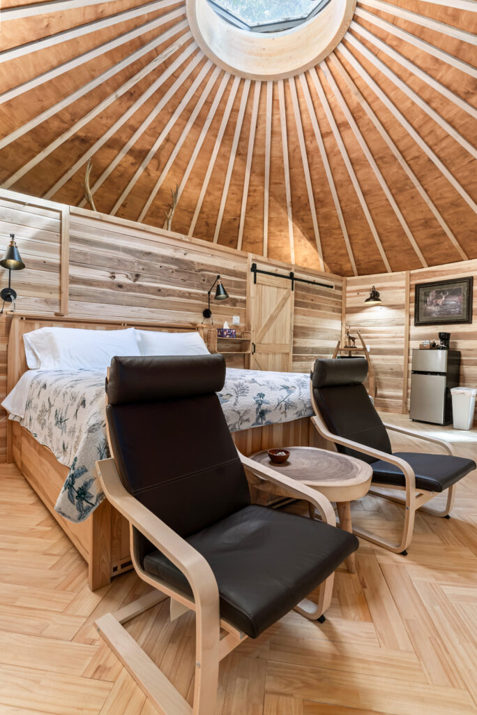 elk cabin king size bed photo 1