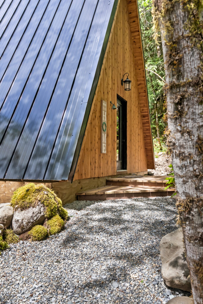 eagle cabin at mt rainier outside view