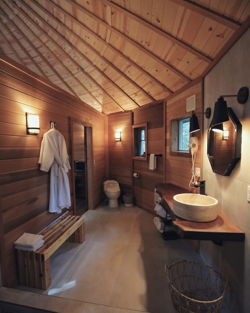 Owl cabin bathroom photo 2