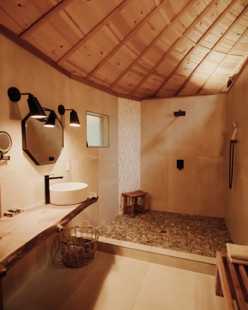 Owl cabin bathroom photo 2