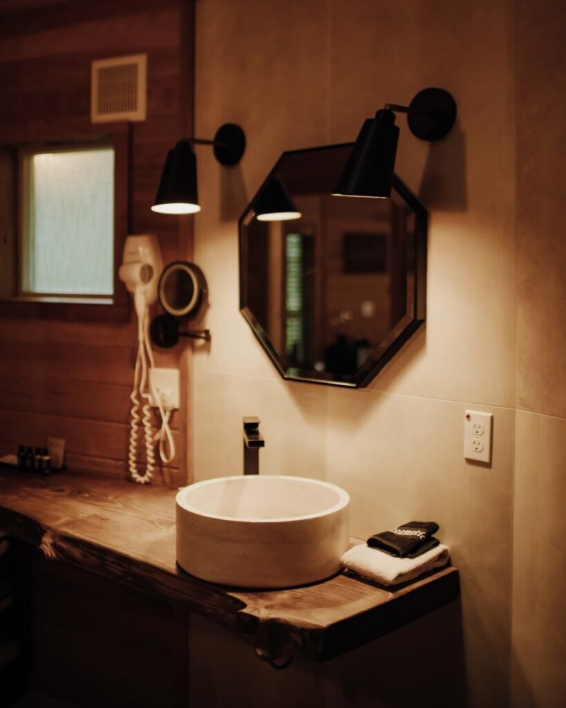 Owl cabin bathroom photo 3