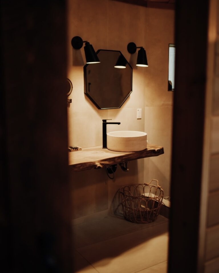 Owl cabin bathroom photo 4