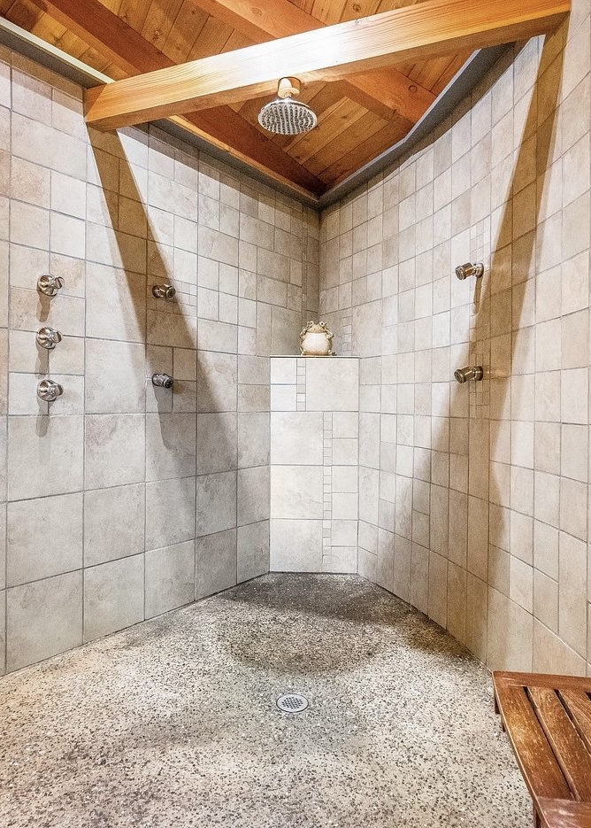 heron cabin shower photo 2