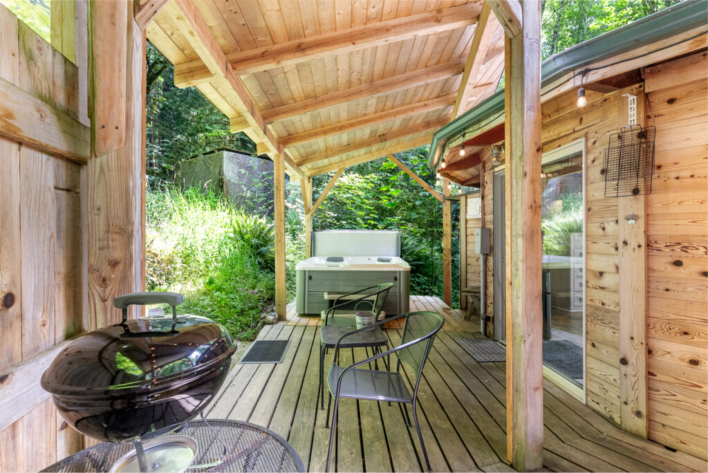 cozy cabins with fireplaces near Seattle and Mount Rainier
