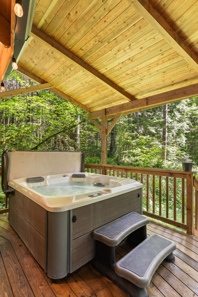 owl cabin hot tub photo 3